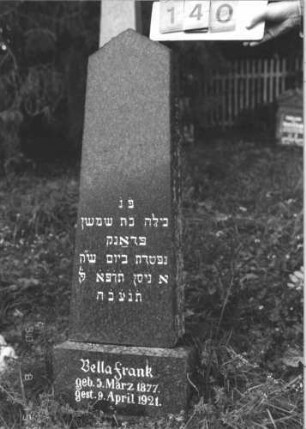 Grabstein 140 (Index: 100106376) Material: schwarzer Granit Zustand: gut Maße HxBxT: 124x28x17 cm Beschreibung: konische Stele mit Giebelabschluß, Sockel: Grabstein 140