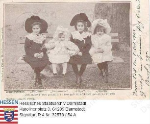 Olga Großfürstin v. Russland (1895-1918) / Porträt mit Schwestern, zusammen auf einer Bank sitzend, Gruppenaufnahme, v. l. n. r.: / Tatjana Großfürstin v. Russland (1897-1918); Anastasia Großfürstin v. Russland (1901-1918); Olga Großfürstin v. Russland und Maria Großfürstin v. Russland (1899-1918)