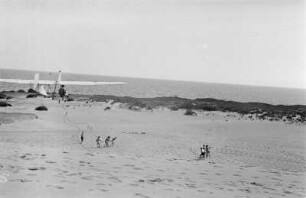 Segelflugzeug : Landung eines Segelflugzeugs auf dem Strand am Kurischen Haff.