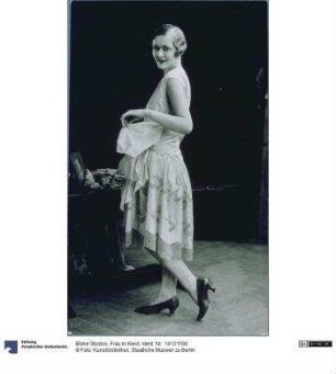 Frau in Kleid