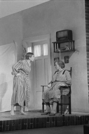 Szenenbilder aus "Tag für Tag", dramatische Trilogie von Arnold Wesker. Kammerspiele (Deutsches Theater) Berlin, 16.10.1976