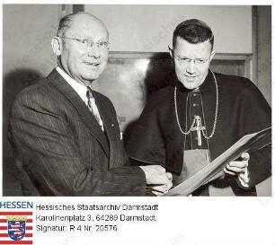Newman, James R., Dr. (* 1901) / Besuch bei Bischof Dr. Wilhelm Kempf von Limburg / Gruppenaufnahme, v.l.n.r.: / James R. Newman und Bischof Dr. Wilhelm Kempf (1906-1982)