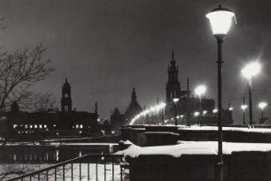 Dresden, Blick über die Georgi-Dimitroff-Brücke (Augustusbrücke) zur Altstadt im Winter bei Nacht : Dresden