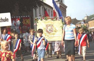 Kindervogelschießen: Umzug: Schüler der Stadtschule