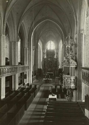 Tangermünde, Stephanskirche. Mittelschiff zum Chor : Tangermünde, Pfarrkirche St. Stephan. Inneres von der Orgelempore durch das Mittelschiff mit Kanzel (gestiftet 1619) in den Chor mit Altar (1705)