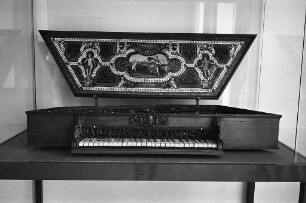 Ausstellung "Kunstschätze aus badischen Schlössern" im Gartensaal des Karlsruher Schlosses.