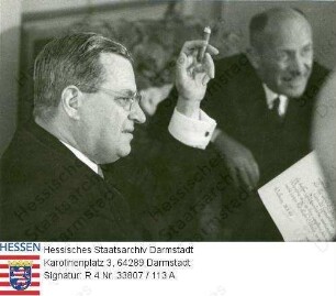 Stock, Christian (1884-1967) / Feier seines 65. Geburtstags in der Dienstvilla Rosselstr. Nr. 19 in Wiesbaden / Porträt von Dr. phil. Werner Hilpert (1897-1957), im Profil, Brustbild