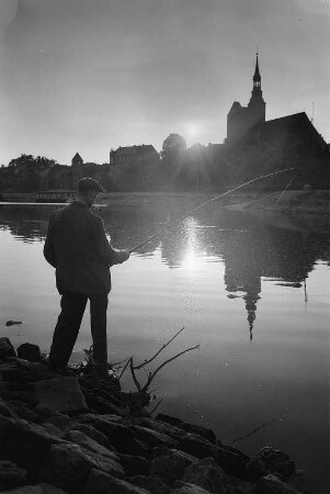 Tangermünde. Blick über die Elbe zur Altstadt mit St. Stephanskirche, im Vordergrund Angler
