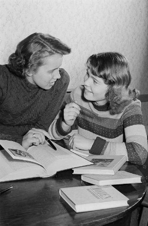 Junge Frauen beim gemeinsamen Lernen, vermutlich in einem Wohnheimzimmer