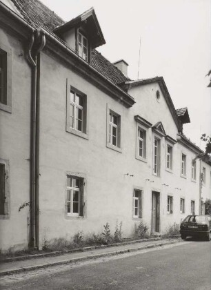 Radebeul, Weinbergstraße 34. Wohnhaus des ehem. Weinguts "Herrmannsberg" (um 1800, Anbau um 1887), mittlerer Teil