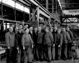 PC-Brigade des Elektrochemischen Kombinats Bitterfeld : Gruppenaufnahme der Arbeiter im PC-Betrieb des Elektrochemischen Kombinats Bitterfeld