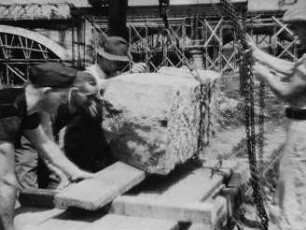 Szene aus dem DEFA-Dokumentarfilm "Dresden": Arbeiter beim Bau der "Brücke der Einheit" (Albertbrücke)