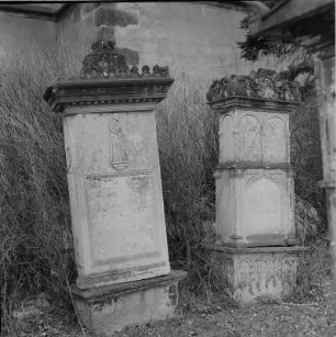 Grabmale für Johann Gottlob und Carl Gottlob Findeisen : Grabmale für Johann Gottlob und Carl Gottlob Findeisen. Sandstein (1834/18669. Dresden-Kaditz, Altkaditzer Kirchhof