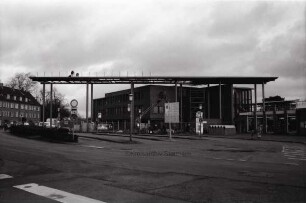 Mommsenstraße 14 (Gebäude F), davor Bahnhofsvorplatz: Fertigstellung des Flachdaches
