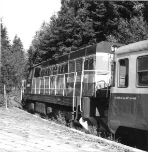 Tschechien. Bahnstrecke Liberec–Kořenov. Ausfahrender Zug. Ansicht des Triebfahrzeuges von hinten links