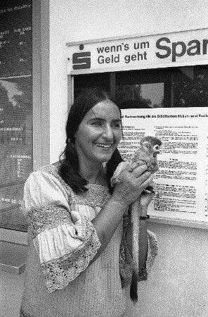 Saimiri-Äffchen "Chico" als Badegast im Rheinstrandbad Rappenwört und im Rheinhafenbad