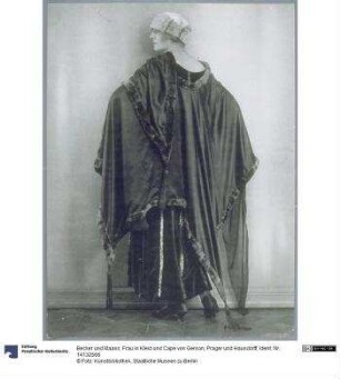 Frau in Kleid und Cape von Gerson, Prager und Hausdorff