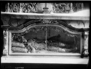 Kenzingen Sankt Laurentius Kirche Taufkapelle Reliquie Sankt Innocentius im Josefsaltar