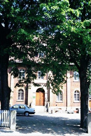 Blick zum Eingang der Gemeindeverwaltung
