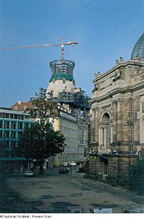 Ausstellungsgebäude des Sächsischen Kunstvereins : Blick vom Brühlschen Garten gegen Coselpalais, Frauenkirche (teilweise abgerüstet) und Ausstellungsgebäude des Sächsischen Kunstvereins