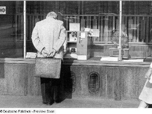 Dresden-Altstadt, Altmarkt 21. Wohnhaus mit Laden. Älterer Herr vor dem Uhrengeschäft