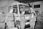 Deutsches Rotes Kreuz (DRK) Ortsverein Reinfeld: Übergabe eines neuen Transporters durch Kreisbereitschaftsführerin Anneliese Witter an DRK-Zugführer Horst Litzenroth: rechts und links weitere Mitglieder des Ortsvereins: im Hintergrund Wohnwagenanhänger