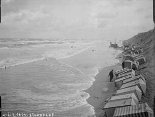 Juist, Blick über den bei Sturmflut überspülten Strand mit in Sicherheit gebrachten Umkleidekabinen