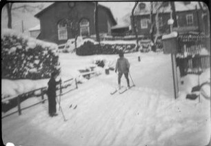 Personen beim Skifahren