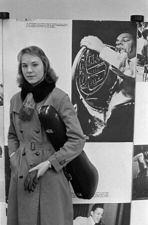 Berlin-Charlottenburg : In Berlin-Charlottenburg, Besucherin einer Jazz-Ausstellung im Amerika-Haus