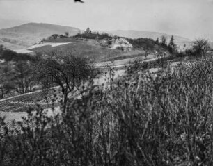 Panoramablick : Panoramablick über eine weite hügelige Landschaft. Im Vorder- sowie im Hintergrund landwirtschaftliche Nutzflächen