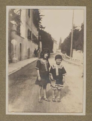 Christiane (links) und Franz von Hofmannsthal als Kinder auf der Straße vor dem Rodauner Haus, Passanten im Hintergrund