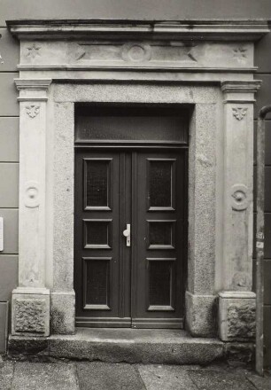 Radeberg, Hauseingang : Radeberg. Wohnhaus mit Läden. Hauptstraße 9/Ecke Mittelstraße. Vor 1830. Um 1880. Portal