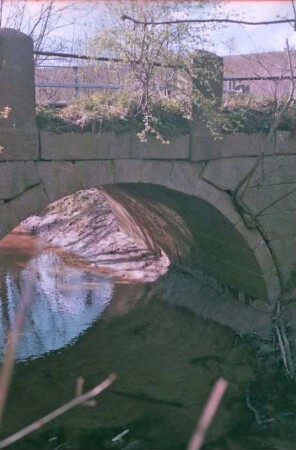 Schäperbarg: Granitquaderbrücke über die Barnitz: Seitenansicht, Teilansicht: Brückenbogen, Widerlager: oben Geländer
