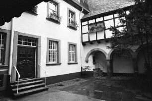 Trier: Hof mit Quergebäude