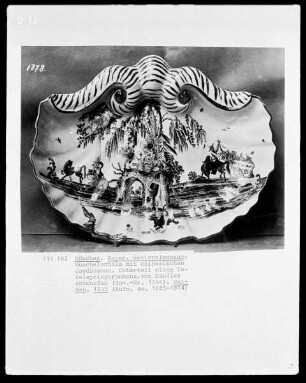 Muschelschale mit chinesischen Jagdszenen. Unterteil eines Tafelspringbrunnens