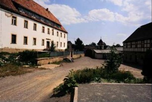 Innenhof Gutshof, links Wohnhaus, Blick zumTaubensöller