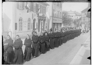 Fidelisfest in Sigmaringen 1934; Prozession in der Antonstraße, am linken Bildrand Cafe Stumpp, im Hintergrund Prinzenpalais; im Mittelpunkt Mönche des Klosters Gorheim