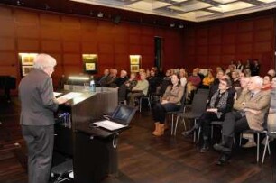 Dresden. Sächsische Landesbibliothek - Staats- und Universitätsbibliothek. Eröffnung der Ausstellung "O du fröhliche? Weihnachten in historischen Fotografien" im Vortragssaal. Katrin Nitzschke bei der Eröffnungsrede