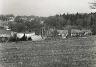 Schmölln-Putzkau. Ortsteilansicht Schmölln. Blick vom Aussichtspunkt Oberhofberg über die Schulstraße und das Schulgelände