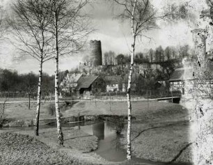 Kohren-Sahlis, Ortsansicht mit Burg : Kohren-Sahlis. Ortsansicht mit Burg (Ruine) Kohren und unreguliertem Wasserlauf der Ratte von Südosten
