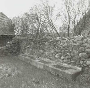 Gehöft : Gehöft (Baubeginn 18. Jh.). Hofecke mit Sandsteintrögen (ehemalige überdachte Tränke) vor Feldsteintrockenmauer