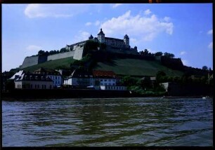 Würzburg: Main mit Festung, Marienberg von der Brücke