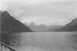 Vierwaldstättersee : Blick über den Vierwaldstättersee auf umliegende Berge.