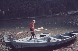 Mittenwald/Karwendel. Junge auf einem Boot auf dem Ferchensee