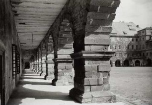 Gotha. Schloss Friedenstein. Blick durch den Arkadengang nach Norden im Erdgeschoss des Westflügels
