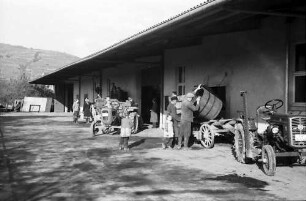 Ihringen: Winzergenossenschaft, Ausfahrt des Winzers mit Weinwagen