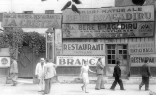 keine Beschreibung [Bukarest: Fassade eines Gartenrestaurants, Splaiul Unirea]