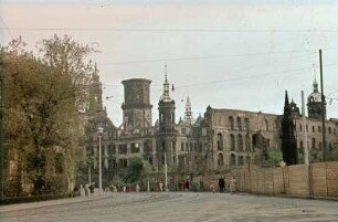 Dresden. Residenzschloss : Dresden. Ruine des Residenzschlosses, davor Cholerabrunnen. Blick vom Postplatz