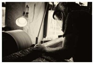 DER REIFENDREHER ANDREAS WERNER BEI DER ARBEIT