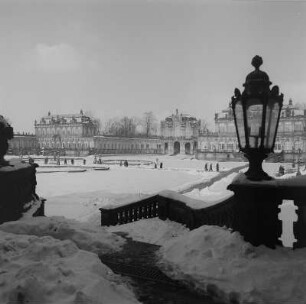 Dresden. Zwinger, Blick zum Mathematisch-Physikalischen Salon, zum Wallpavillon und zum Französischen Pavillon